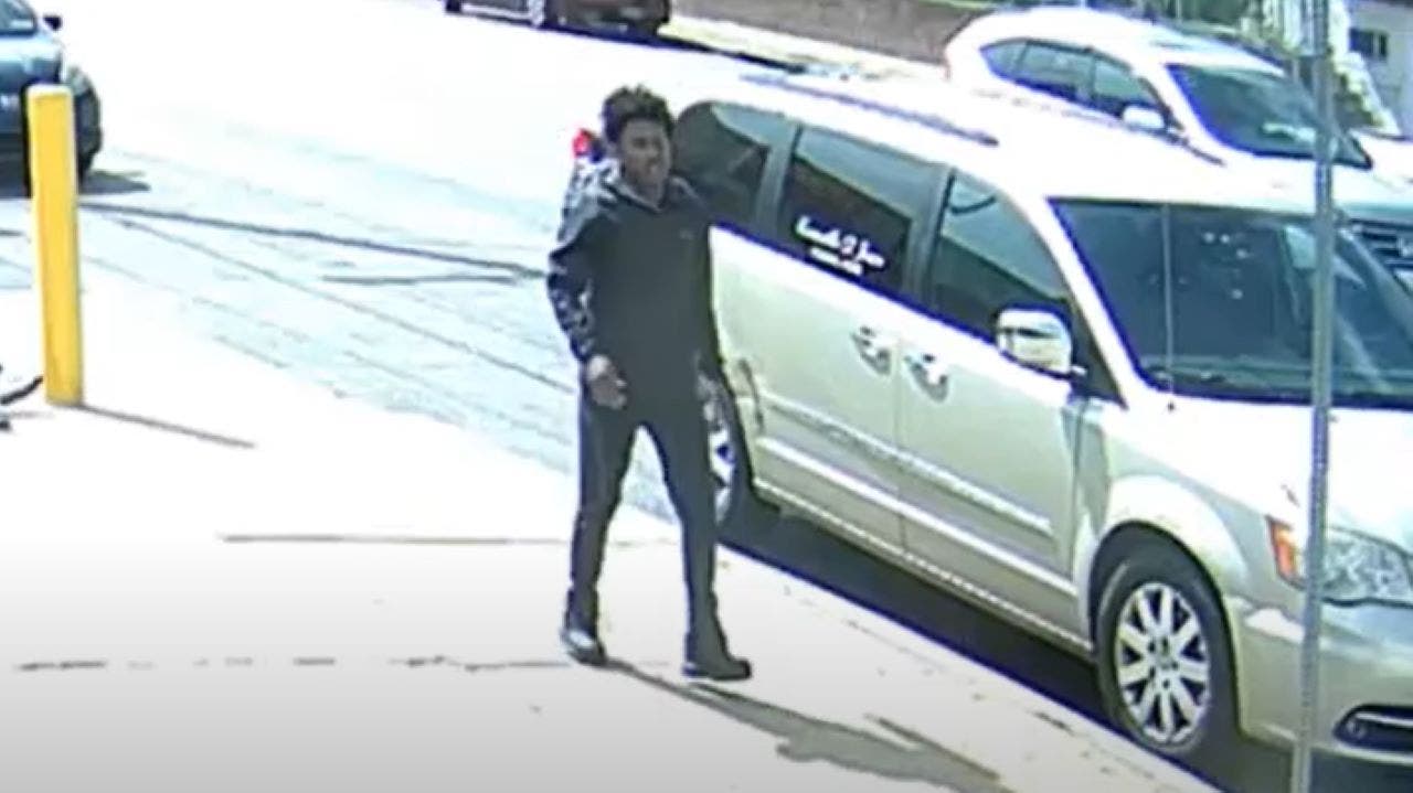 Philadelphia suspect assaults 53-year-old man near ATM: video