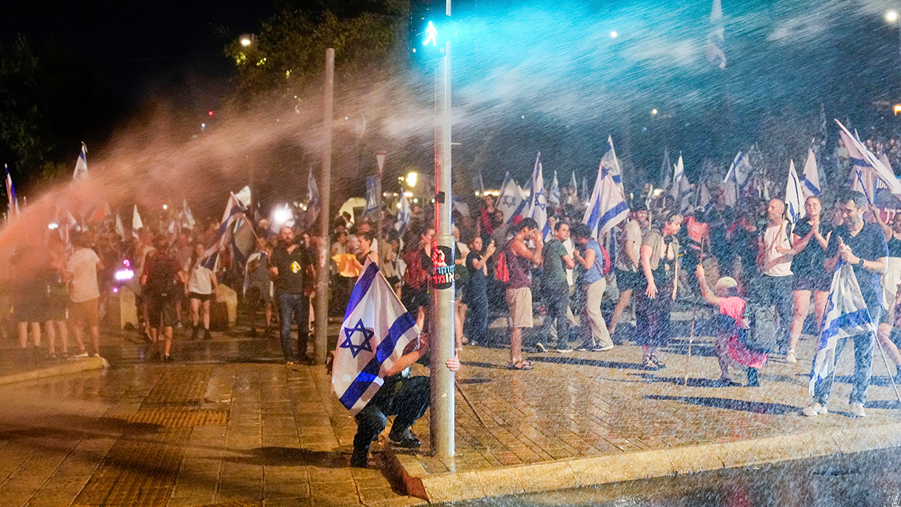 Manifestante israelí con bandera