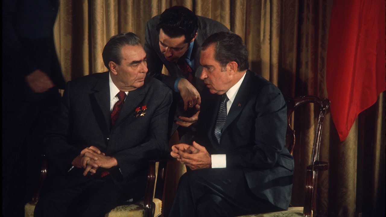 President Richard Nixon speaks with Leonid Brezhnev