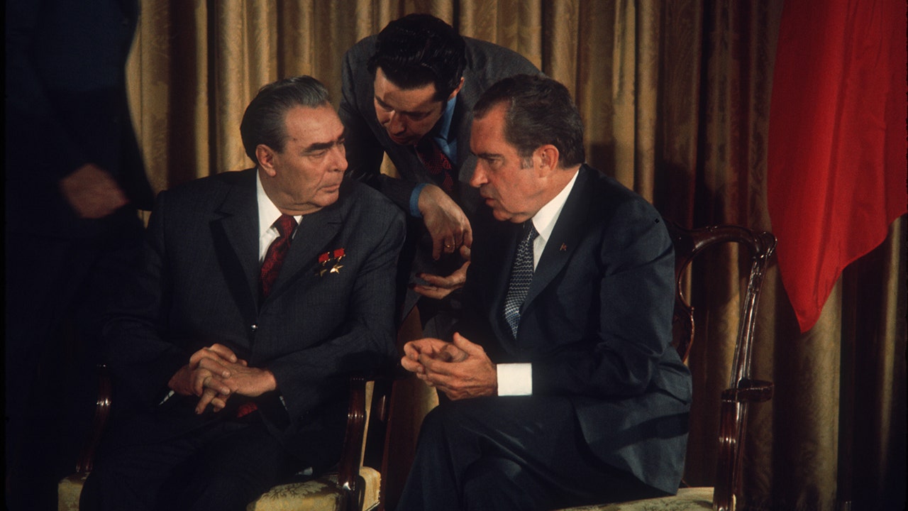 President Richard Nixon talks to Leonid Brezhnev