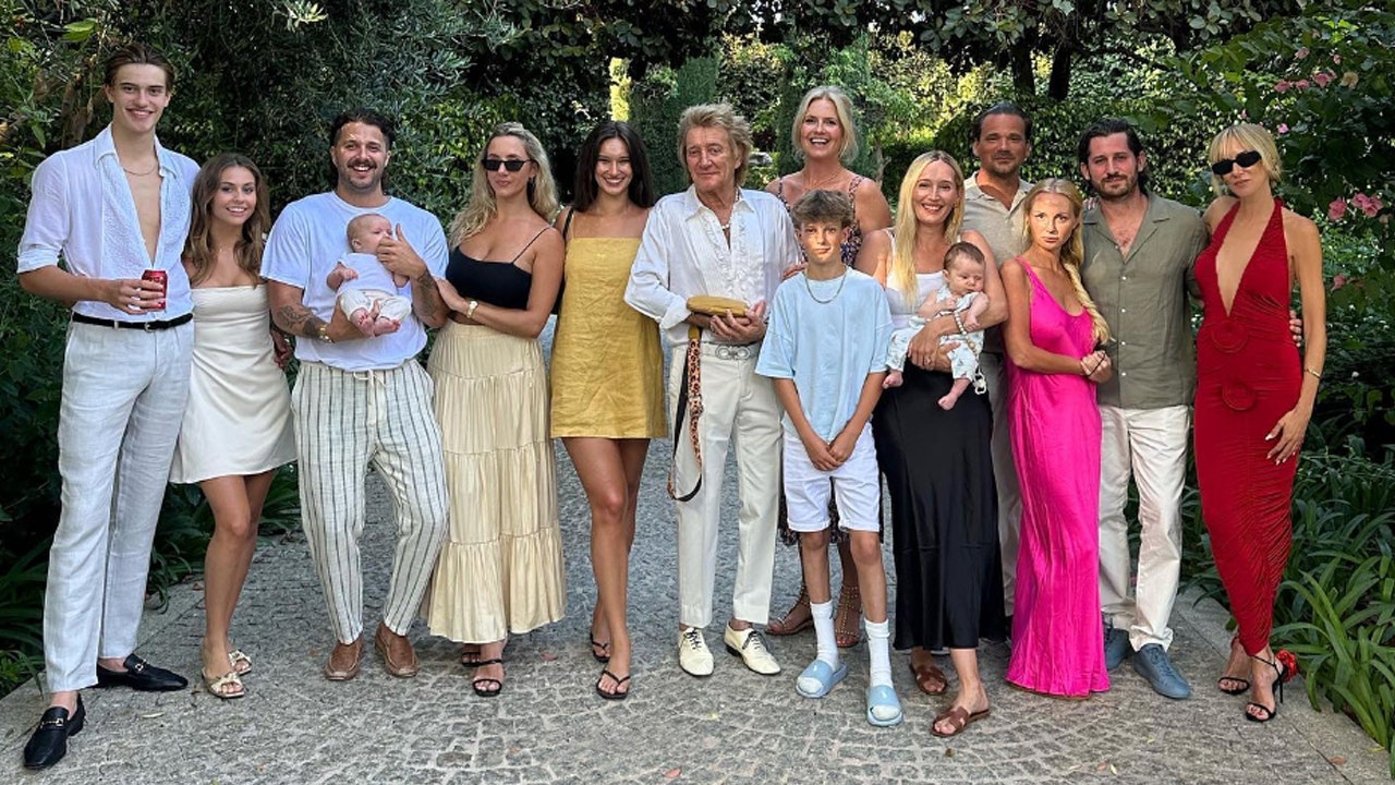 Rod Stewart joined by his kids, ages ranging from 12 to 43, in rare family photo