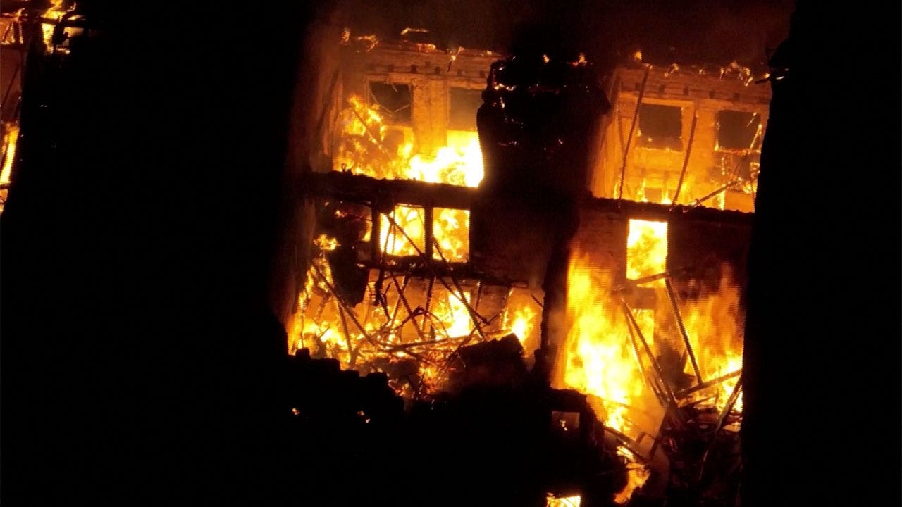 مبنى محترق في أوكرانيا