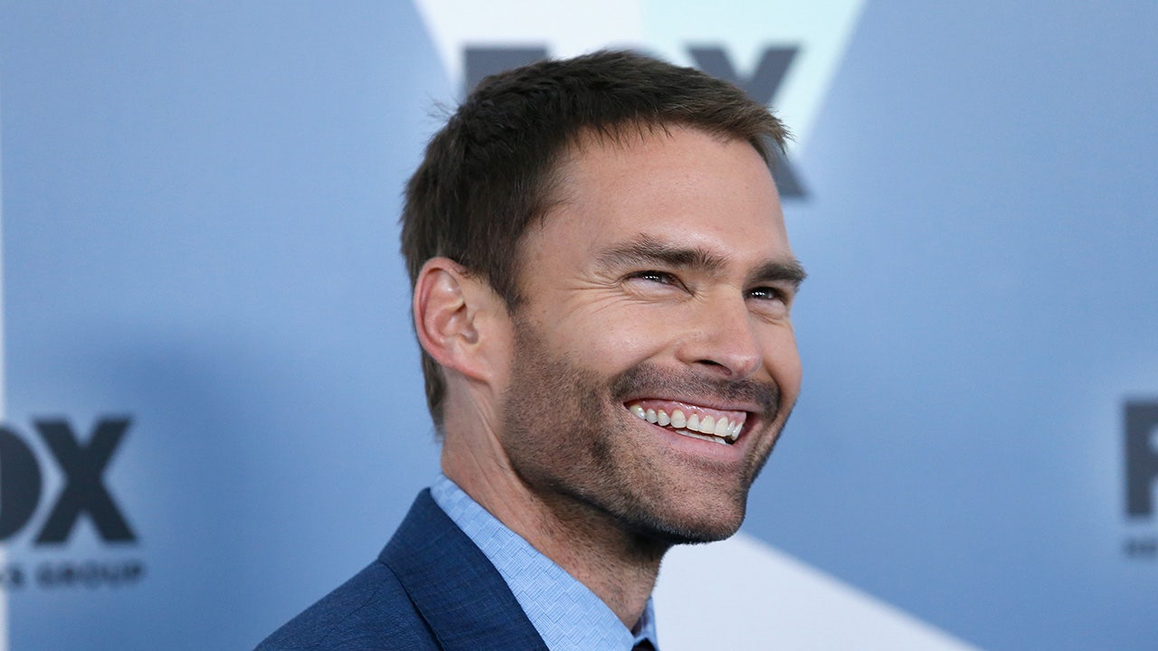 Seann William Scott smiling