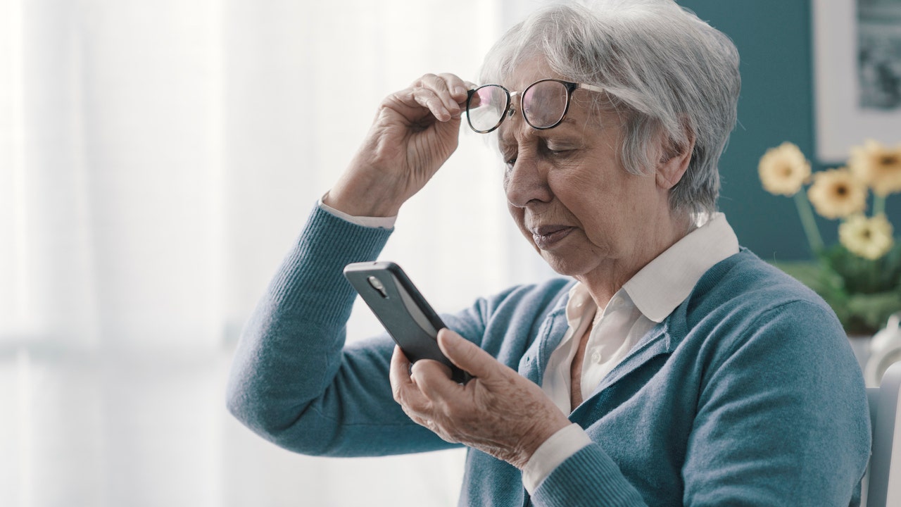 Senior woman avec des problèmes de vision