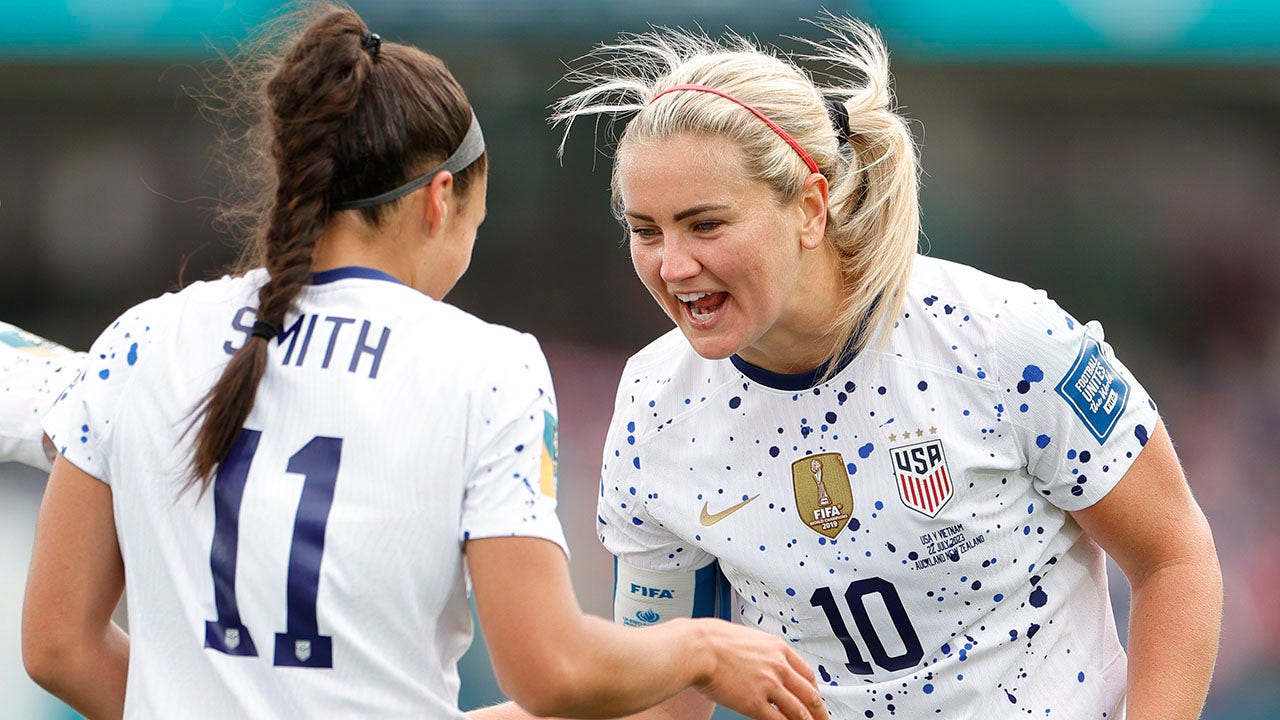Sophia Smith and Lindsey Horan
