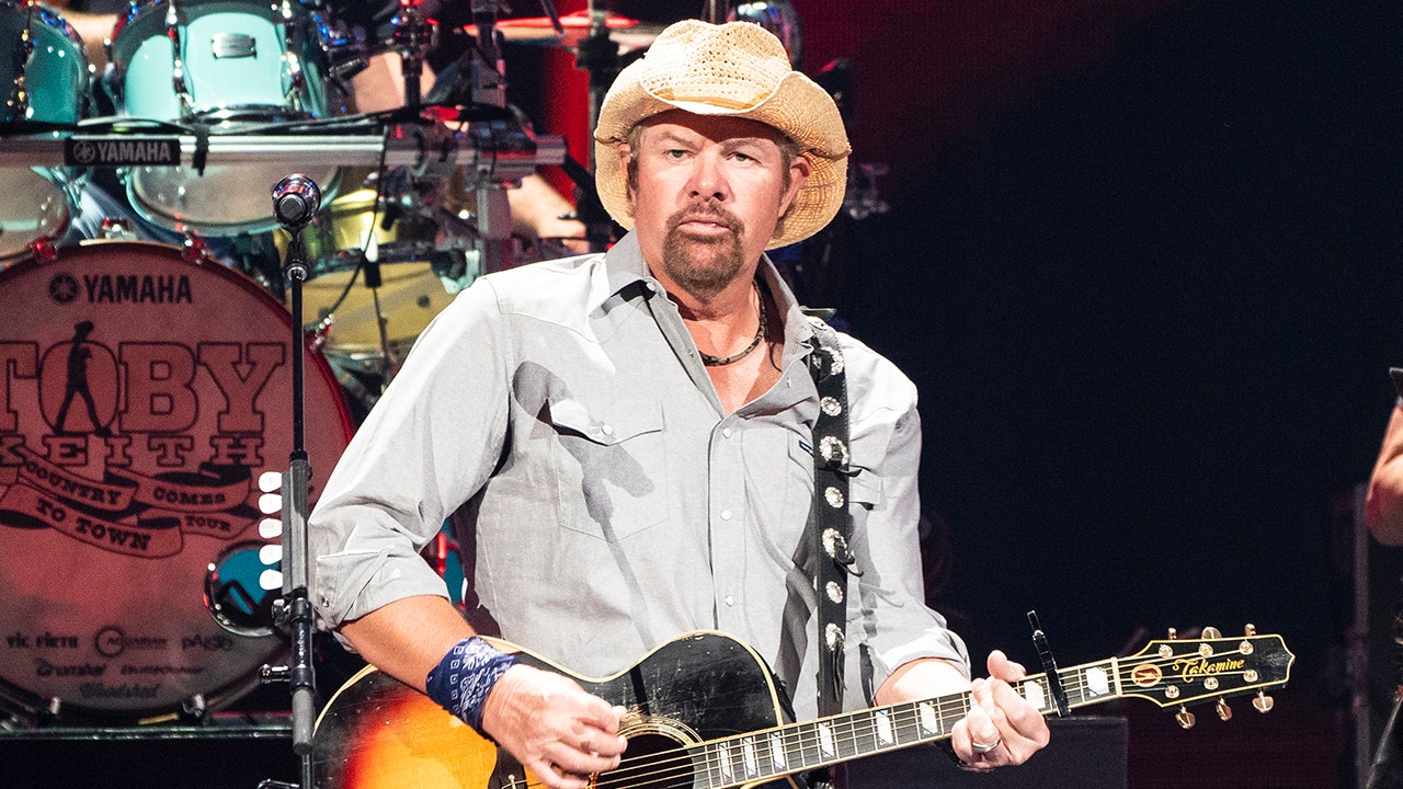 Toby Keith Makes Surprise Onstage Comeback After Cancer Treatment