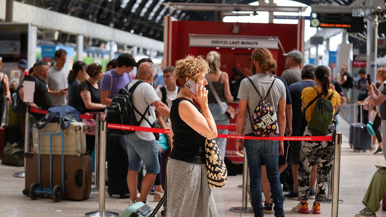 السائحون والمقيمون في إيطاليا تقطعت بهم السبل في الحر بسبب إضراب القطار الكبير الذي أثر على البلاد