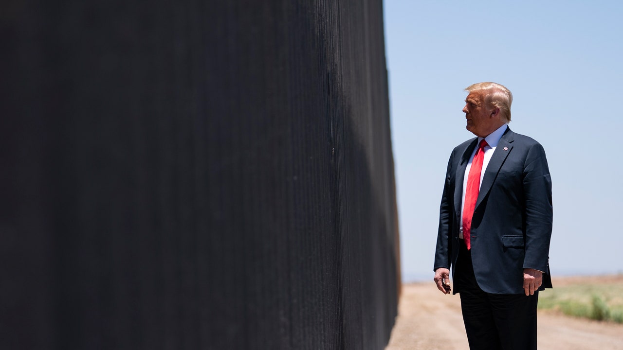 Trump visits border wall