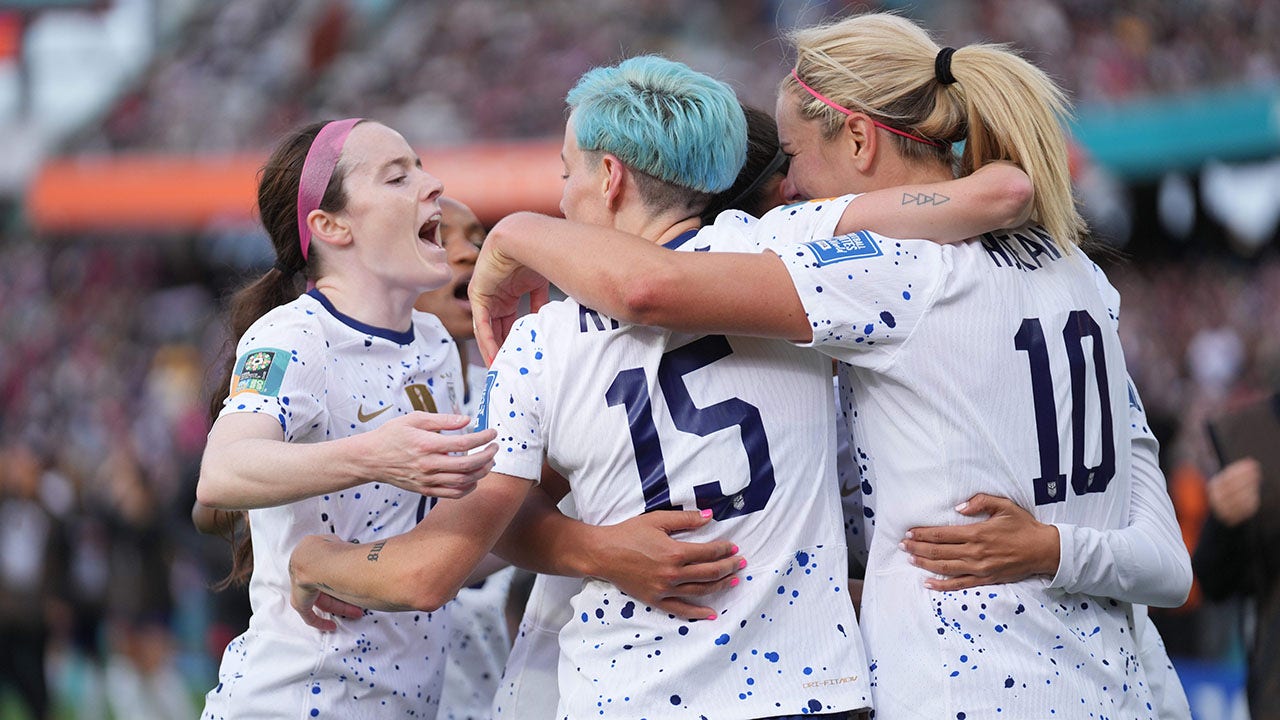 USWNT golü kutluyor