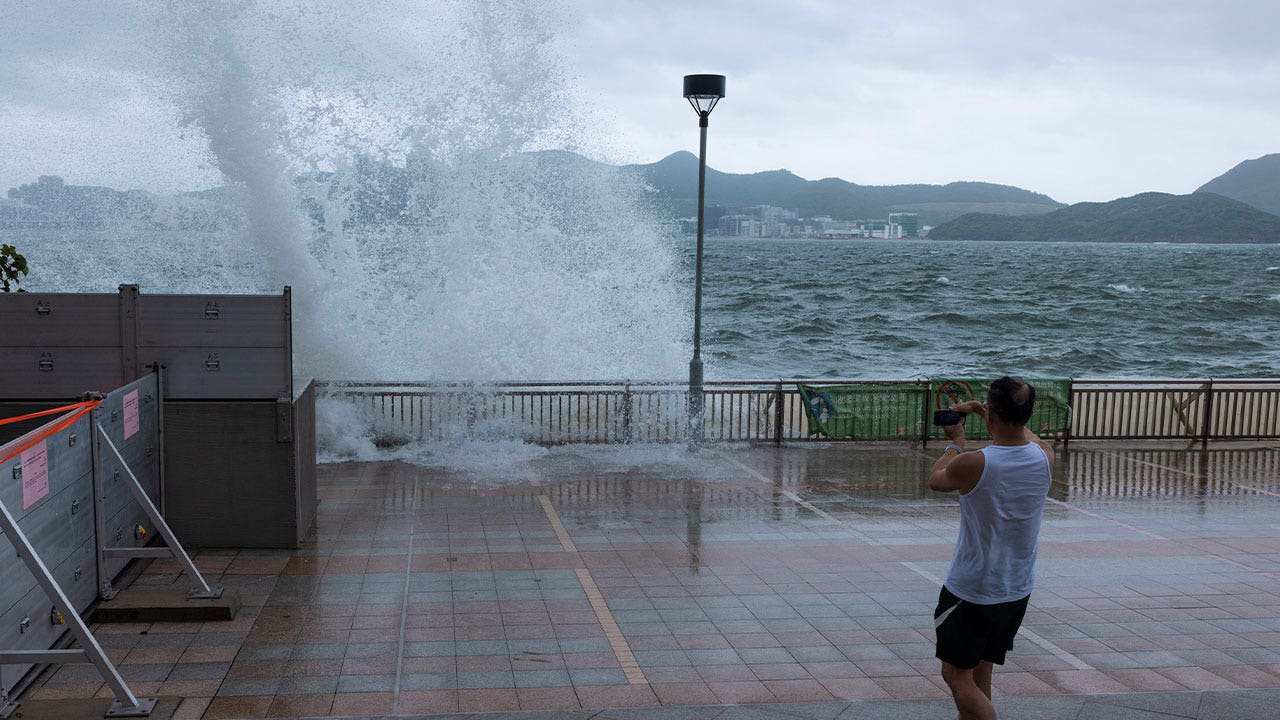 اجتياح إعصار تالم جنوب هونغ كونغ ، مما دفع المدارس والبورصة إلى الإغلاق