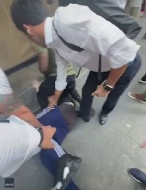 NYC pedestrians tackle fleeing suspect who allegedly plowed into 10 people during police chase