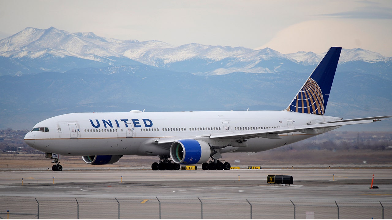 Investigators say miscommunication between pilots caused United Airlines jet to dive toward ocean's surface