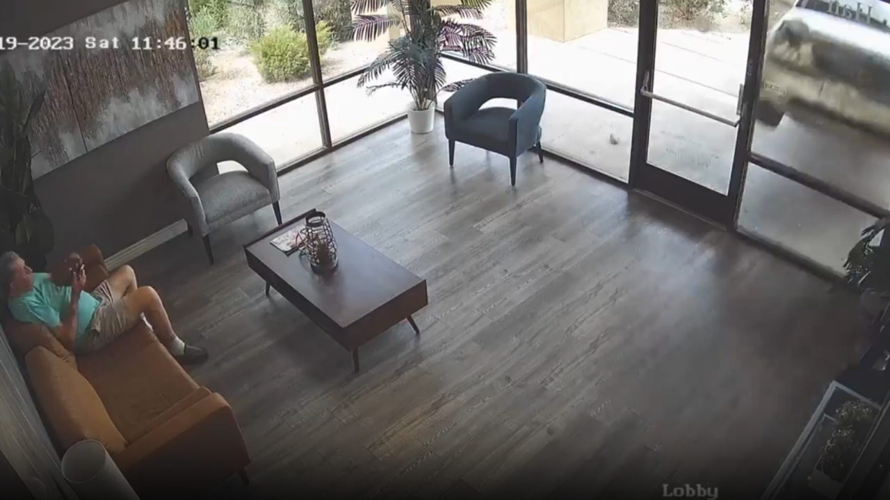 Car smashes into Arizona beauty salon, narrowly missing customer: video