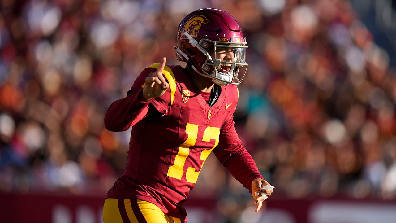 USC's Caleb Williams fumbles snap, recovers to fire 76yard TD pass in