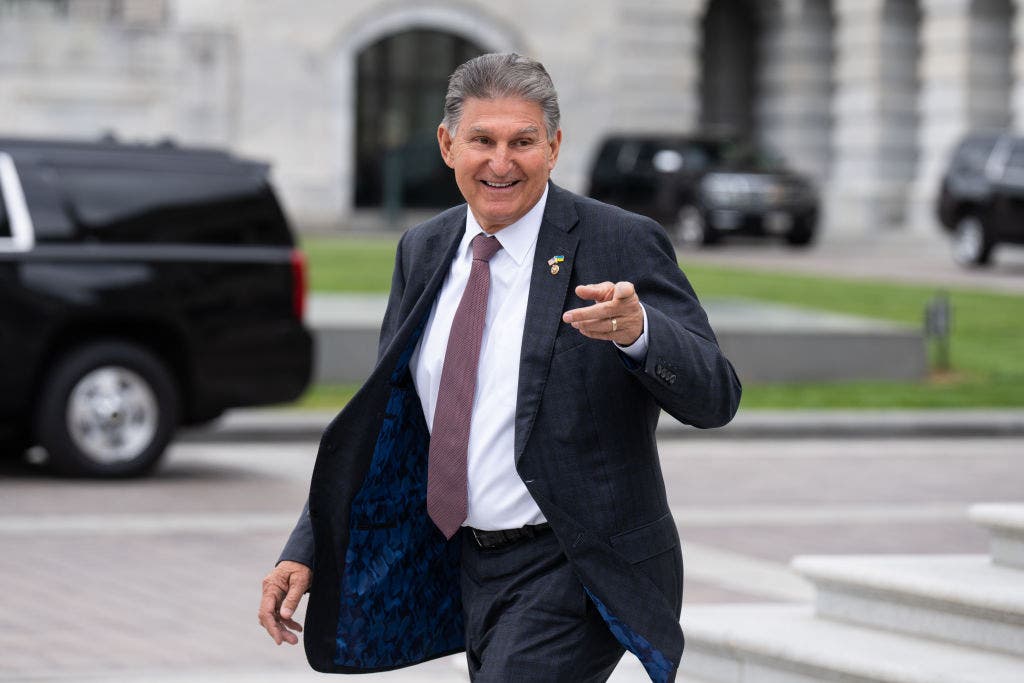 Read more about the article West Virginia Sen. Joe Manchin leaves Democratic Party, registers as independent