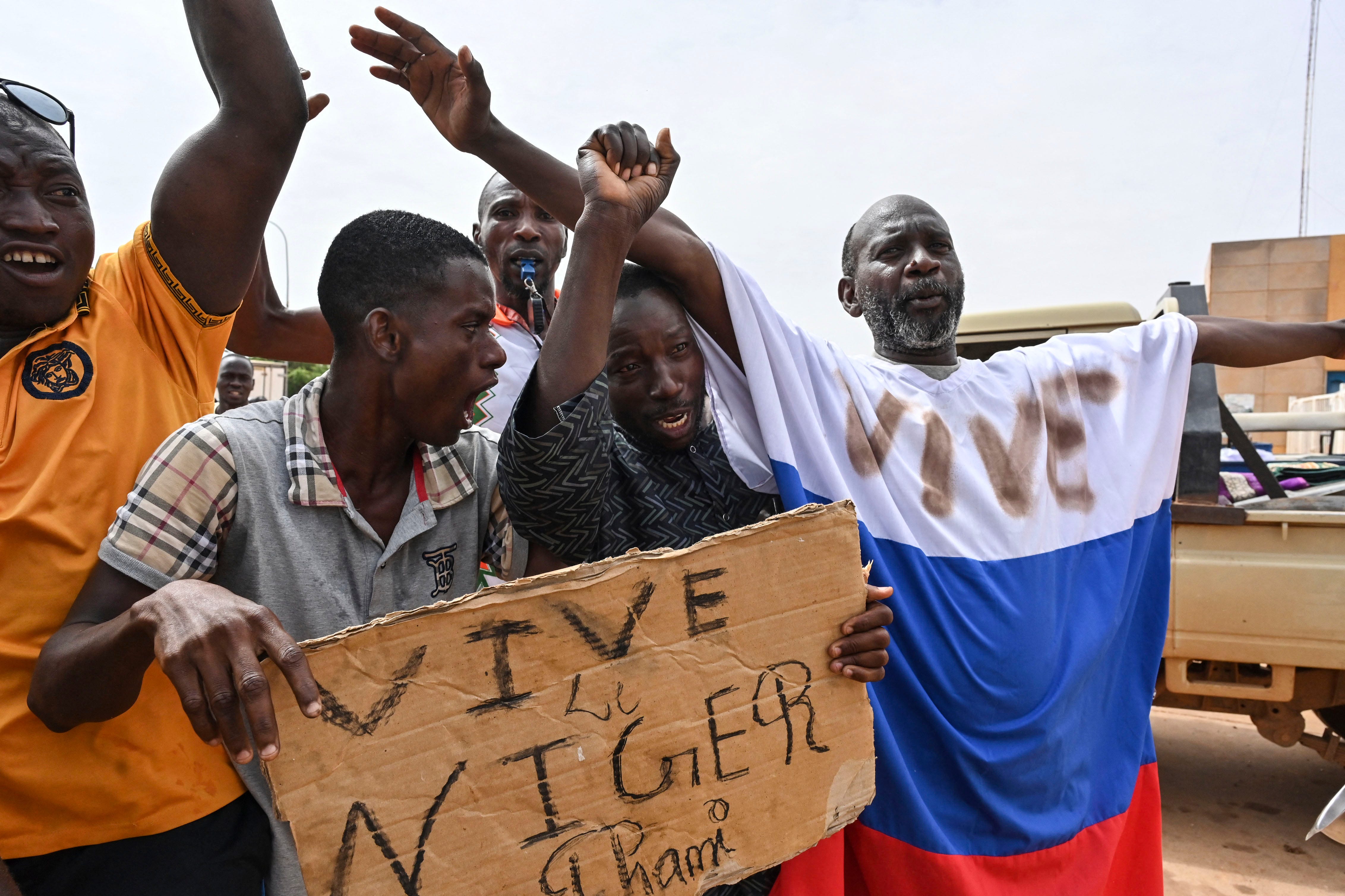 France completes withdrawal from Niger