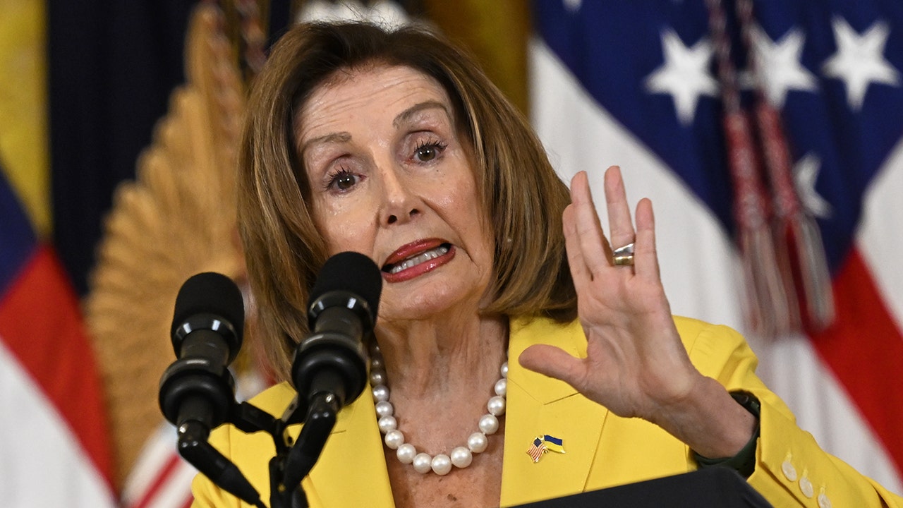 Nancy Pelosi repeatedly urges White House audience to clap: 'That's an applause line'