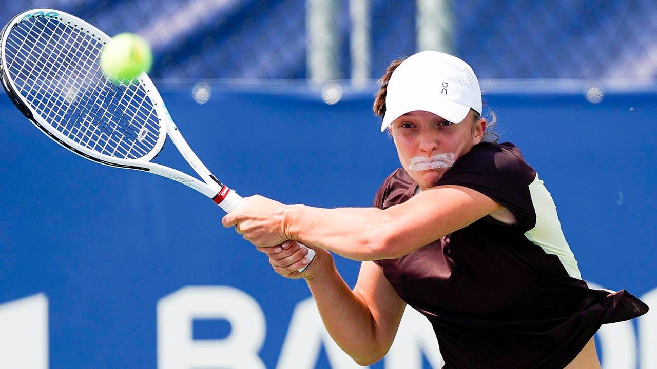 Top Ranked Tennis Star Iga Swiatek Explains Wearing Tape Over Her Mouth During Bizarre Practice