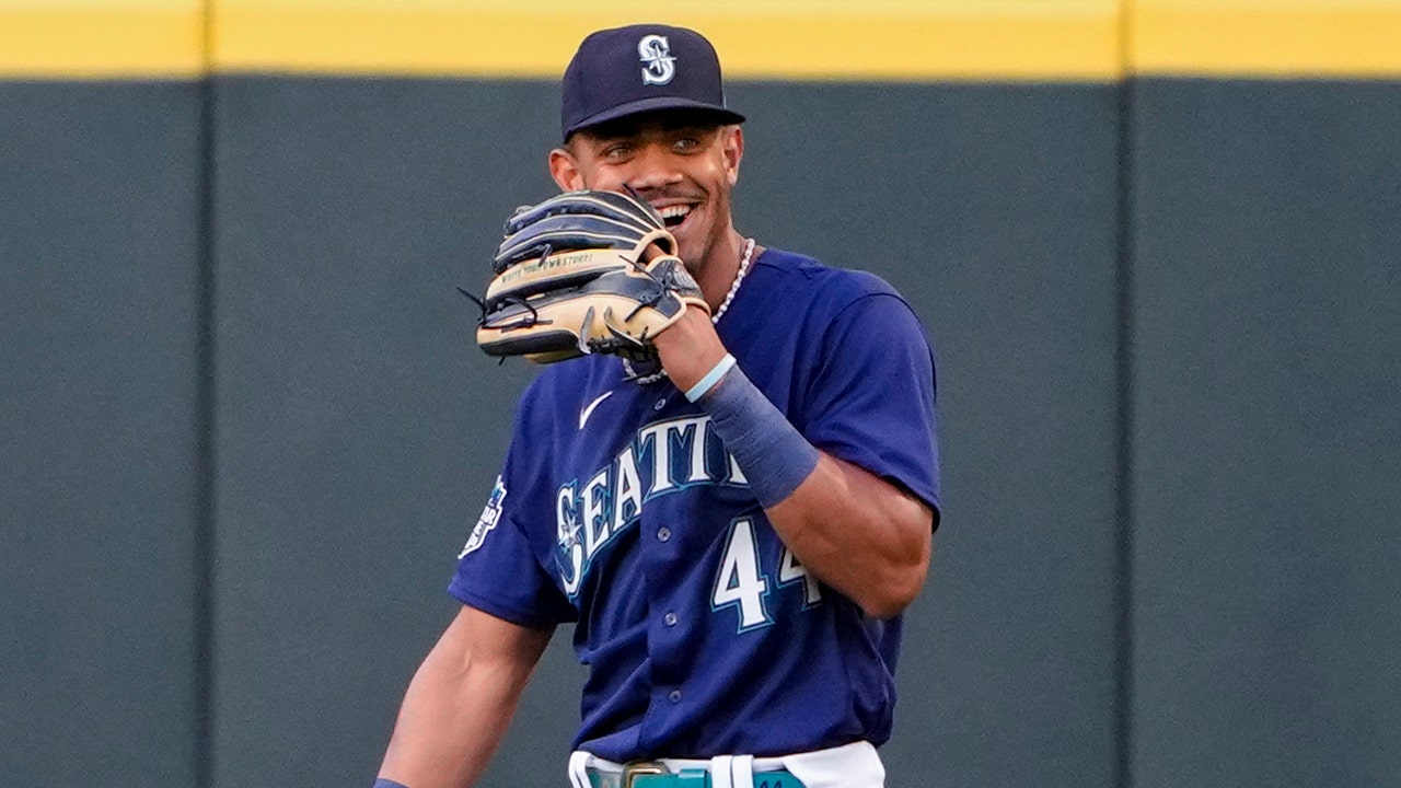 Mariners' Julio Rodriguez fools everyone after making incredible leaping  catch