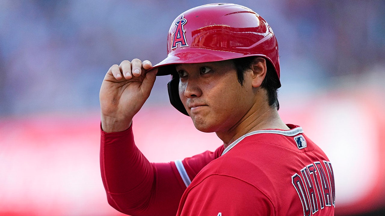 Shohei Ohtani tips his hat