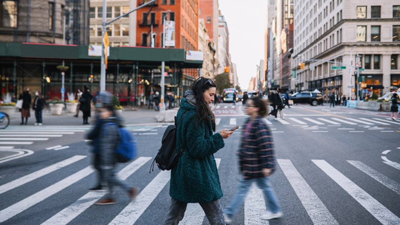 New study reveals that texting and walking increase the likelihood of falls among young people