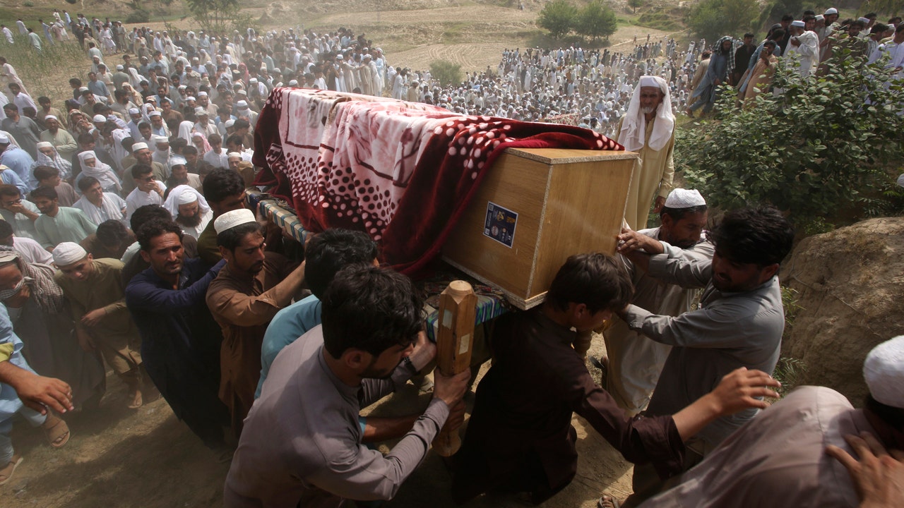 Death toll climbs to 63 in suicide bombing at Pakistan pro-Taliban rally