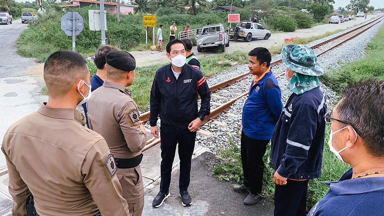 8 Dead, 4 Injured In Thailand After Train Collides With Pickup Truck ...