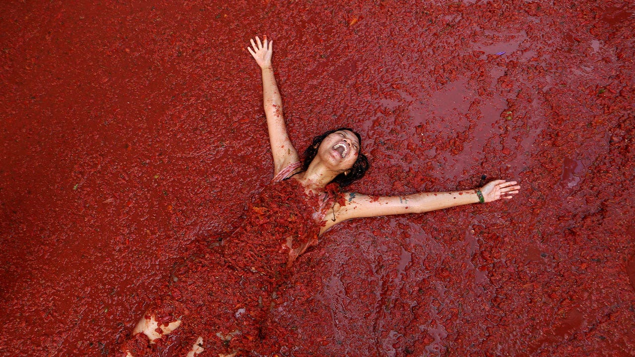 In Spain, annual ‘Tomatina’ street battle kicks off with 15,000 people hurling tomatoes