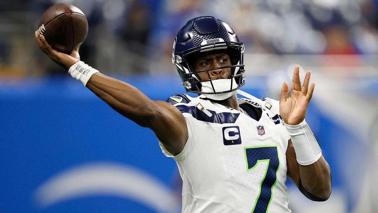 NFL ref hits Seahawks' Geno Smith with great line as QB protests penalty:  'I'm talking to America here'