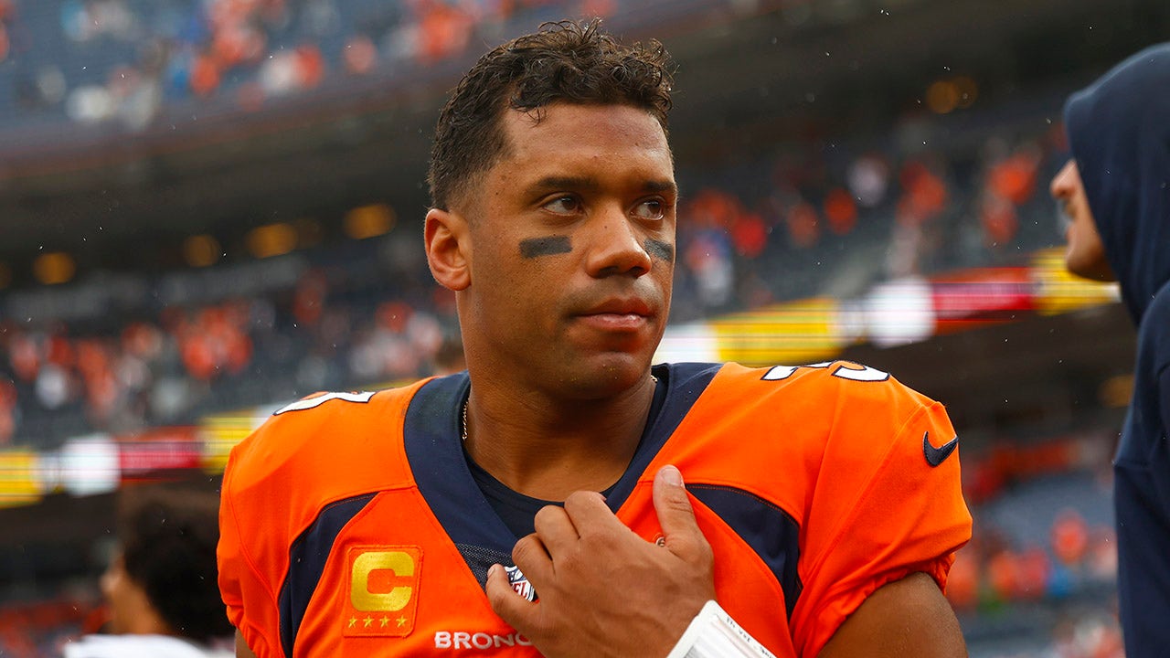 Read more about the article NFL exec could see Steelers ‘moving on’ from Russell Wilson after training camp: report
