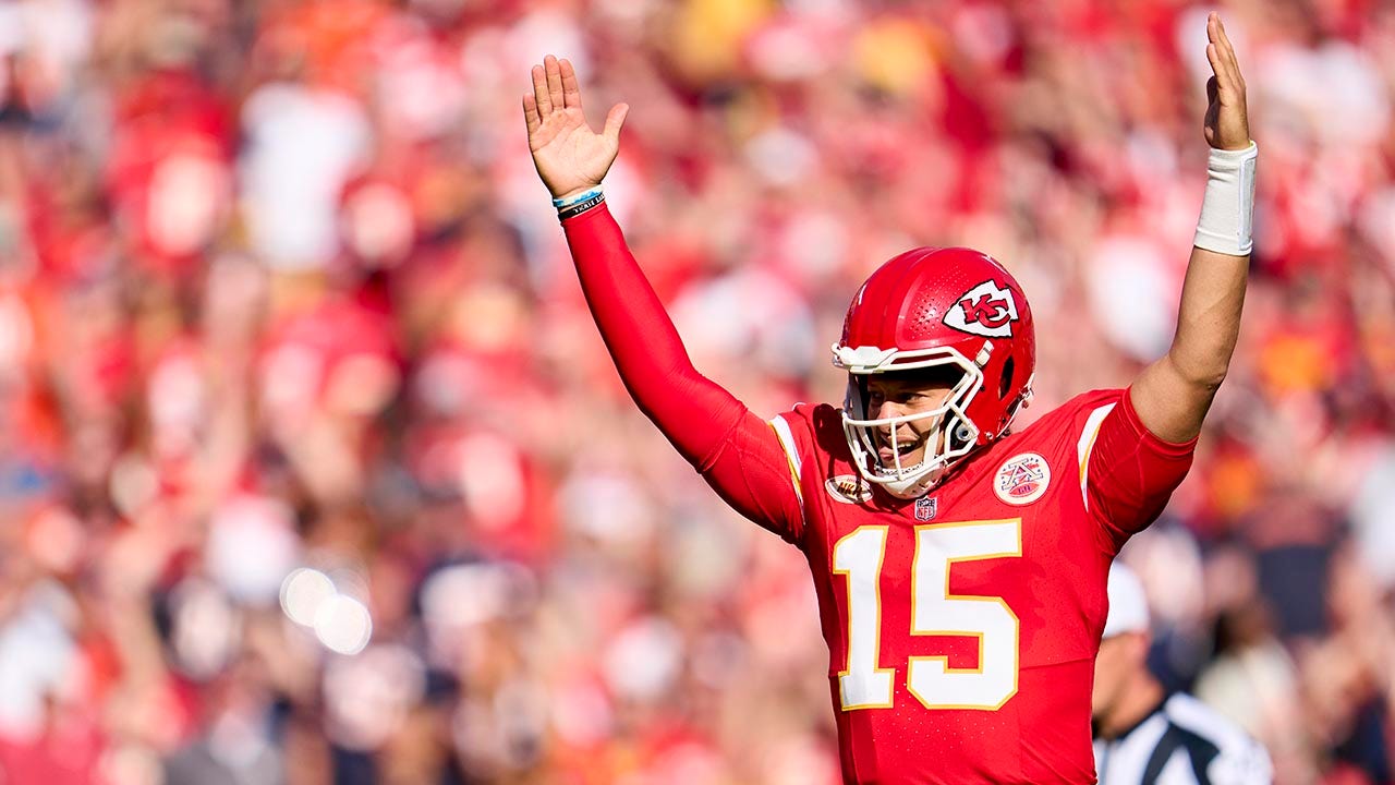Chiefs' Patrick Mahomes says he knew he had to get ball to Travis Kelce  with Taylor Swift watching
