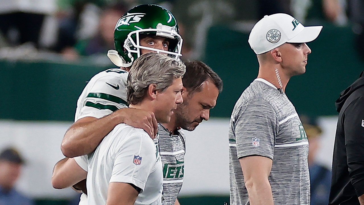 Aaron Rodgers throws first TD pass with the Jets in his second series vs.  Giants