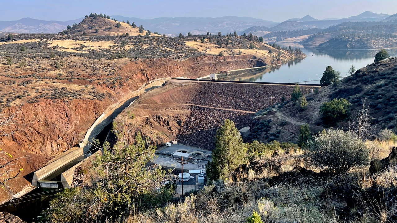 Iron Gate Dam What to know about the historic US dam removal project