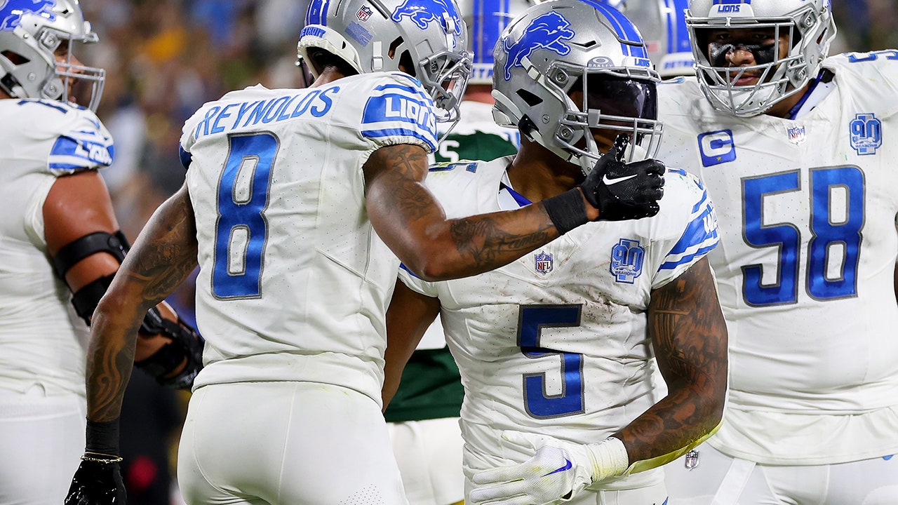 Lions carve up Packers behind David Montgomery’s 3 touchdowns, 121 rushing yards