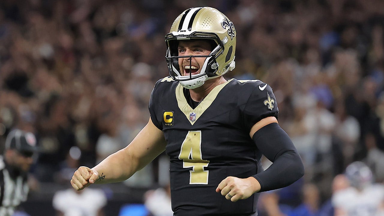 Saints hold off Titans' comeback to begin Derek Carr era with a win