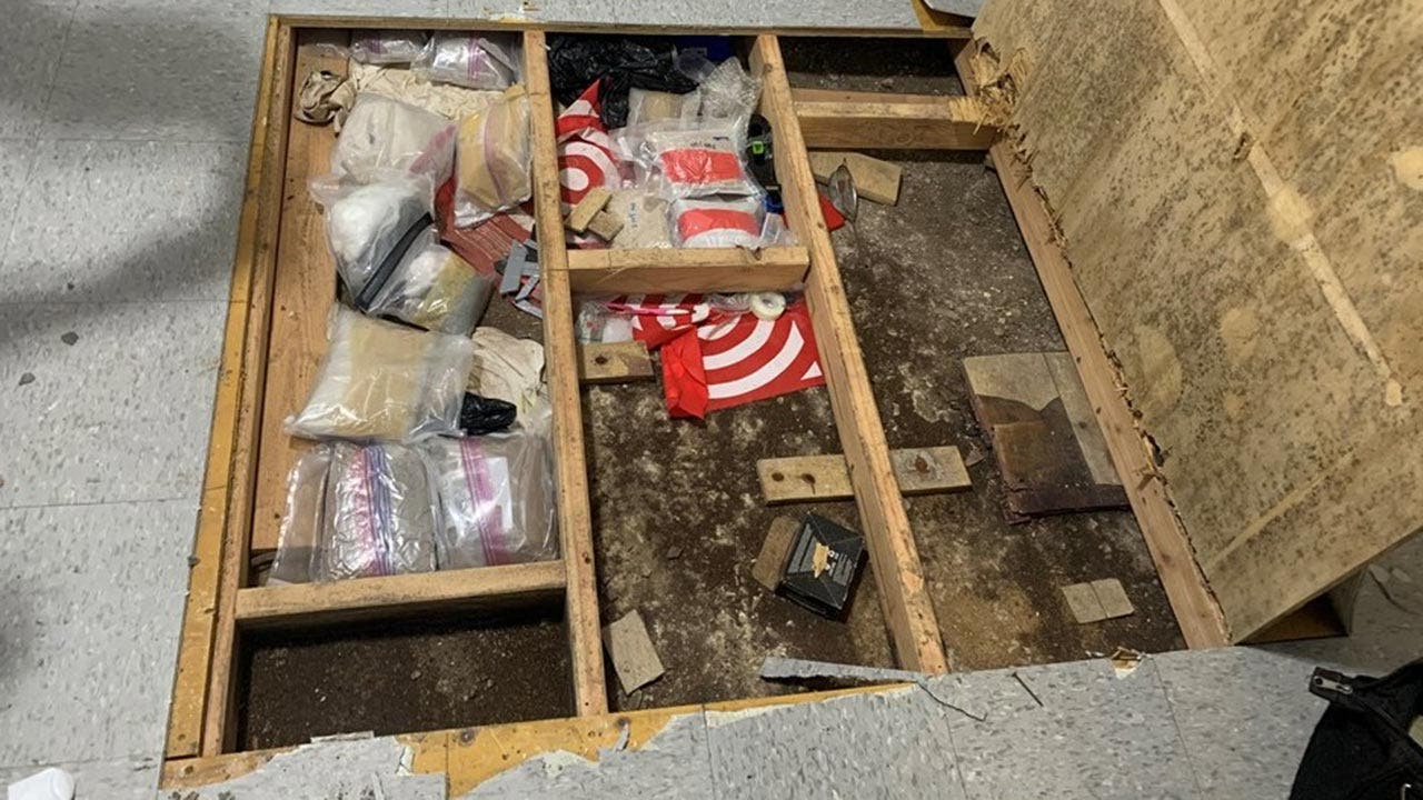 纽约警方公布照片，显示在一家托儿所中发现藏匿的毒品，1岁婴儿因吸入芬太尼而死亡