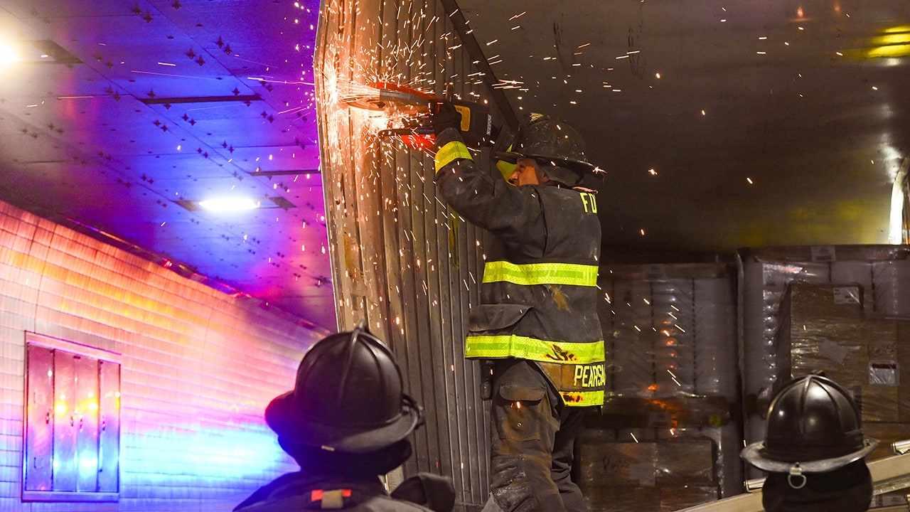 纽约消防员被发现在切割卡在隧道中的卡车，引发交通噩梦