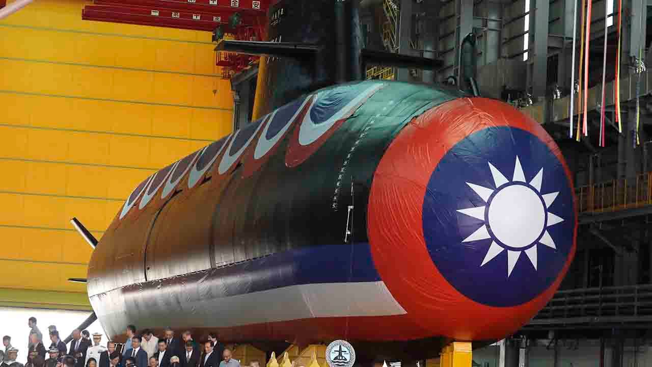 Đài Loan ra mắt tàu ngầm tự sản xuất đầu tiên khi căng thẳng với Trung Quốc gia tăng