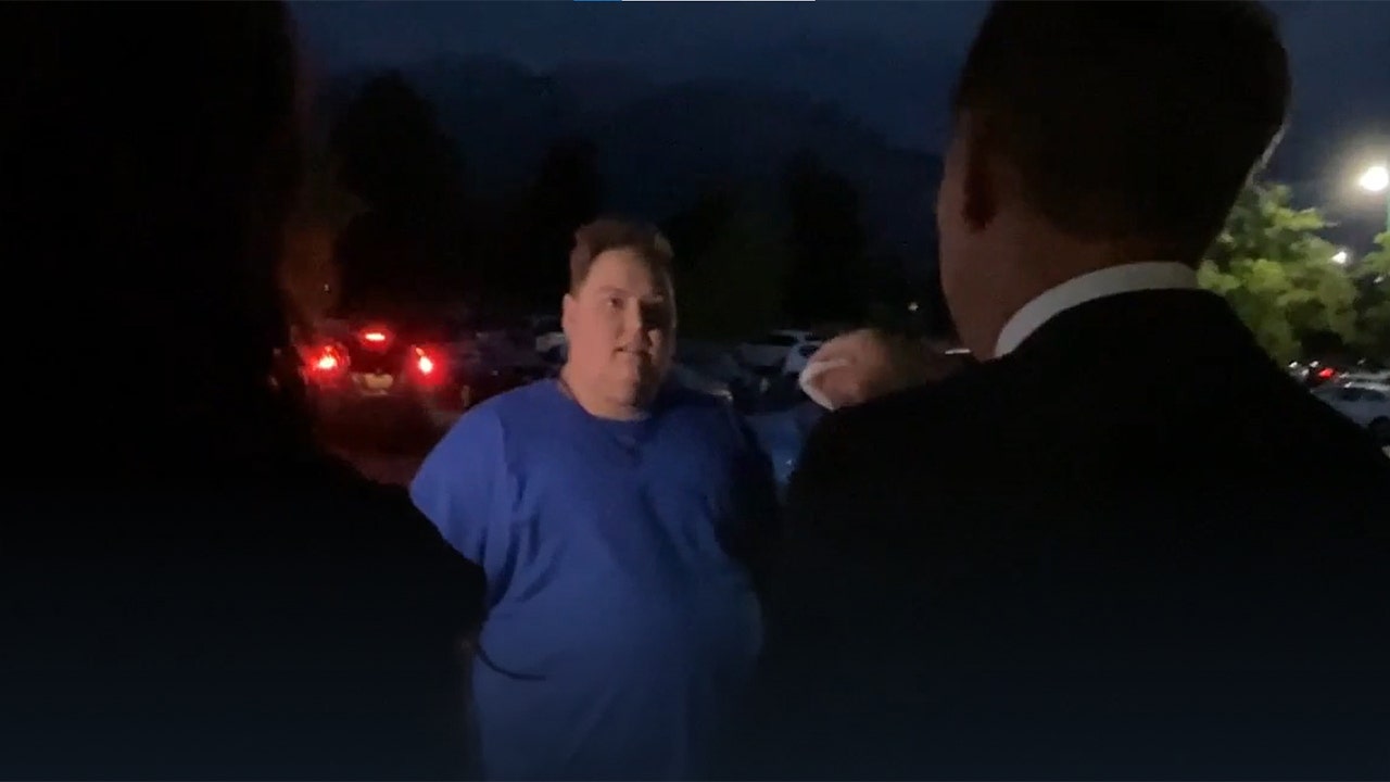 新视频显示犹他州市长被袭击者吐口水：“你不知道我是谁，是吗？”