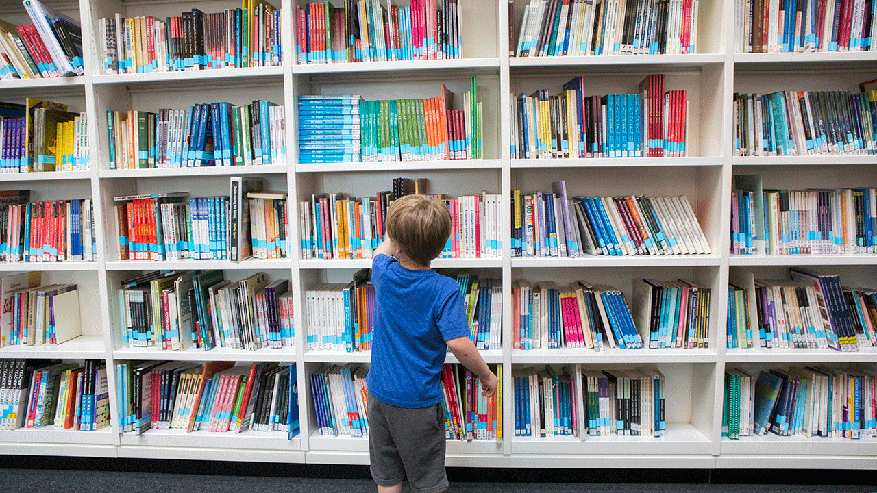 Criança em uma biblioteca