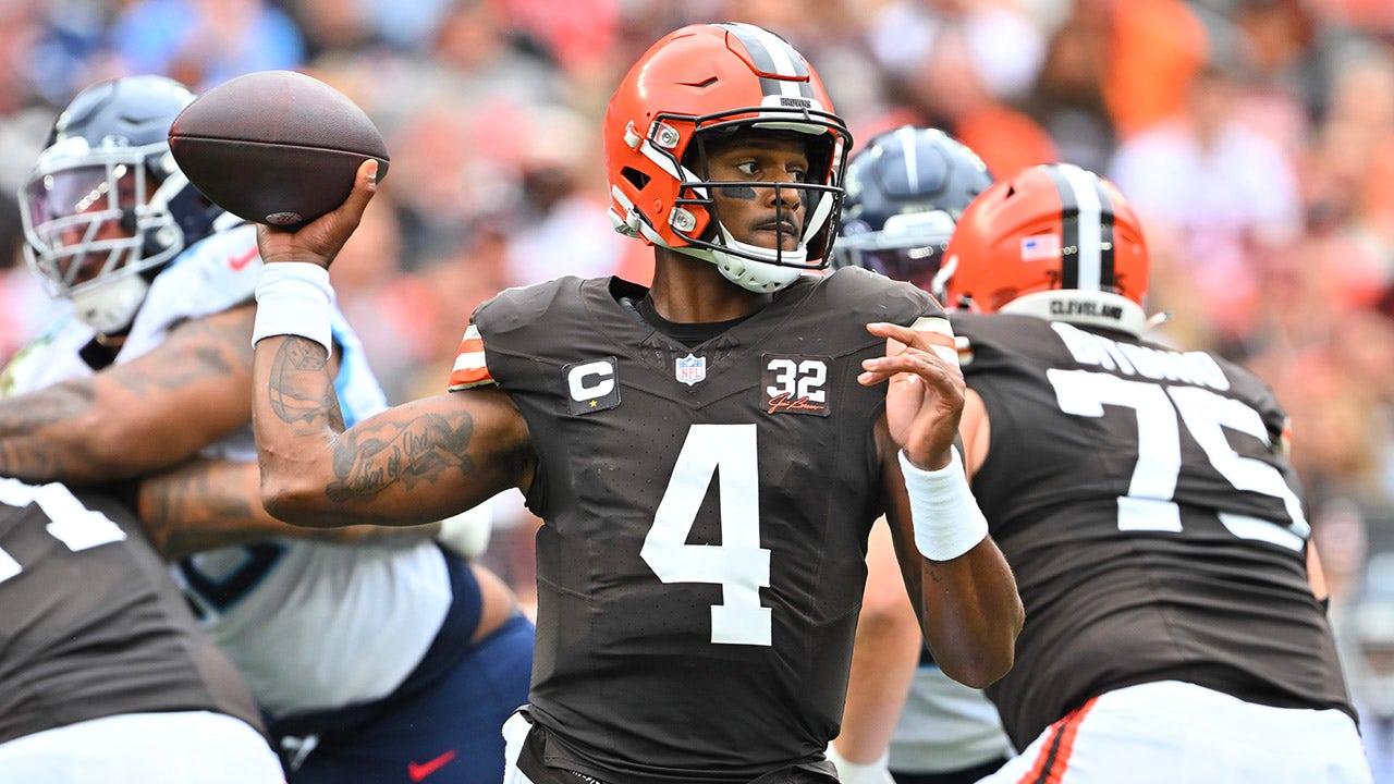 Cleveland Browns Deshaun Watson Throws Hilariously Bad Pass