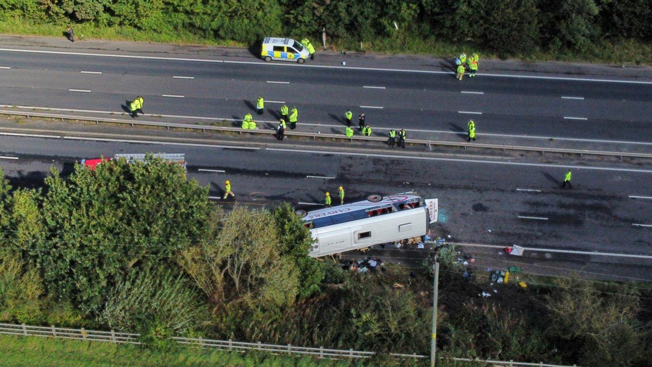 Liverpool-area bus wreck kills driver, 14-year-old girl