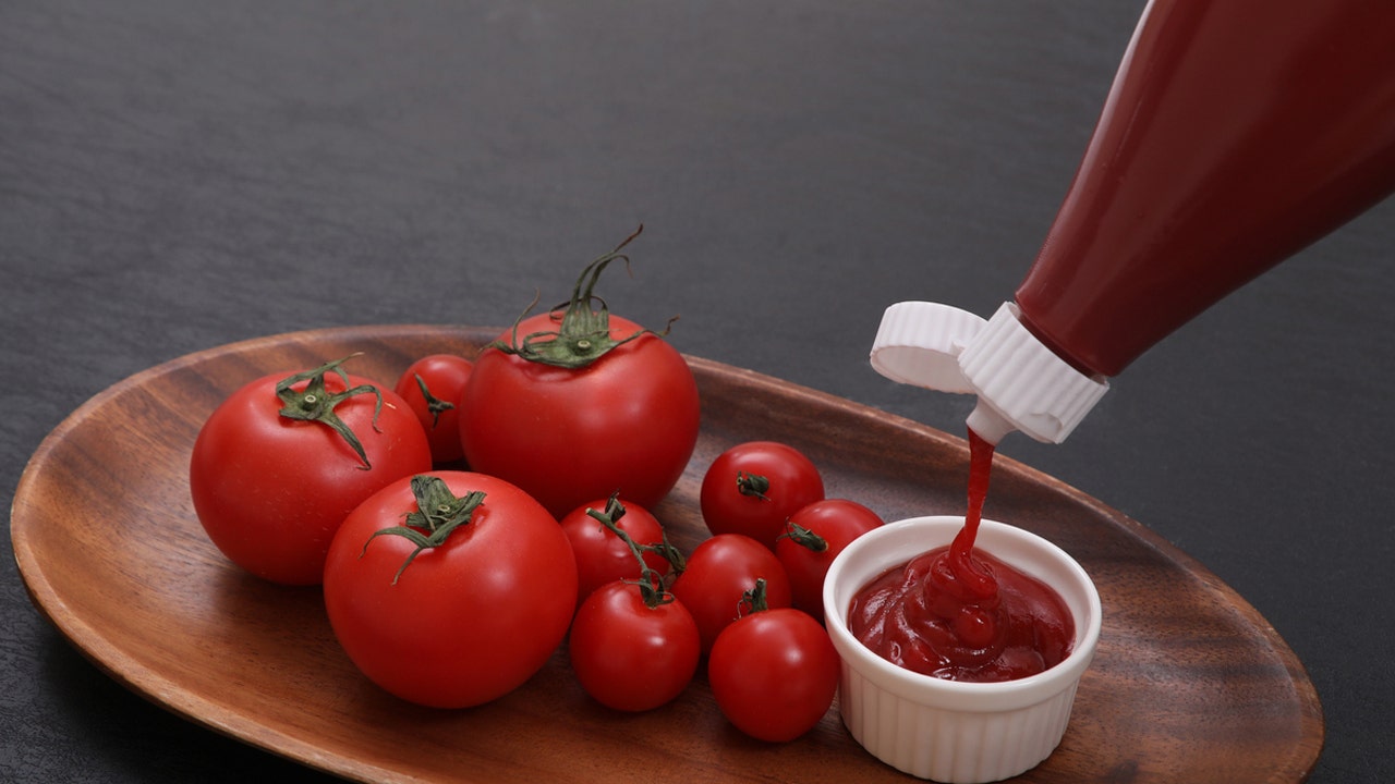 iStock 1366724735 squeeze ketchup bottle
