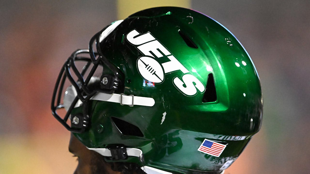 Jets Fans Are Furious With Announcing Team For Sunday's Game - The