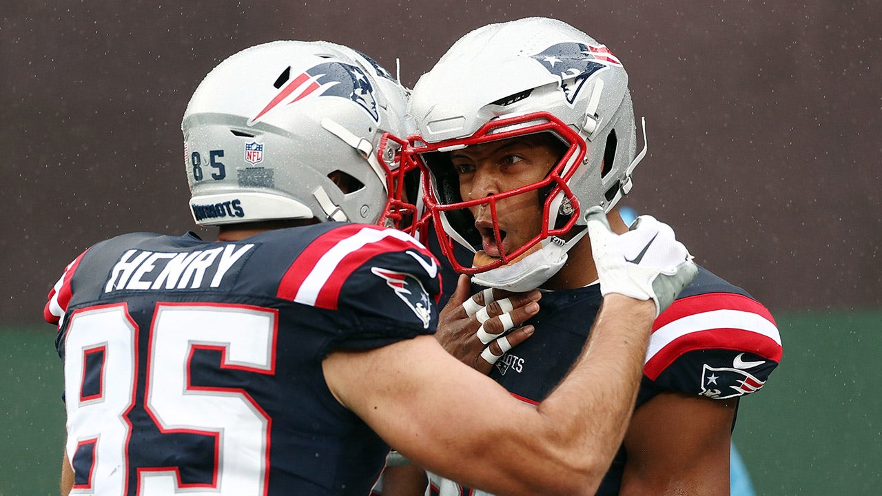 Patriots stave off Jets comeback to win 15th straight game against