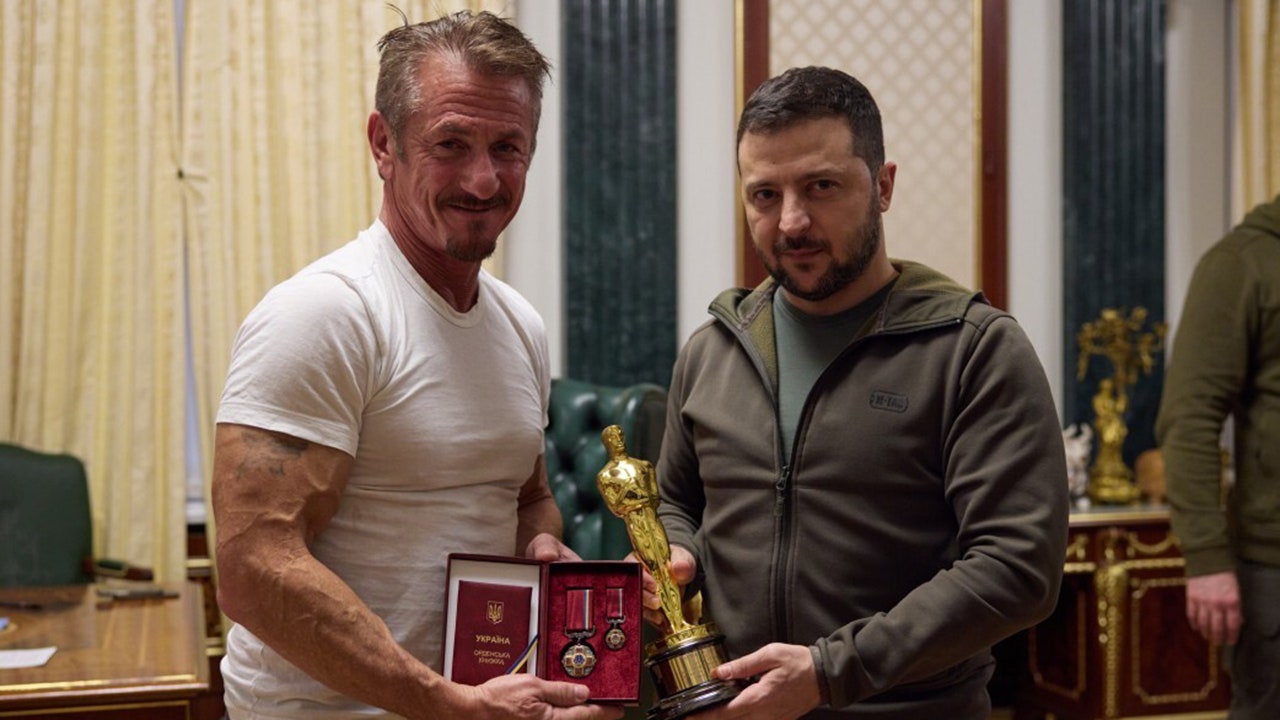 Sean Penn Whichever party commits to 'decisive action' in Ukraine will