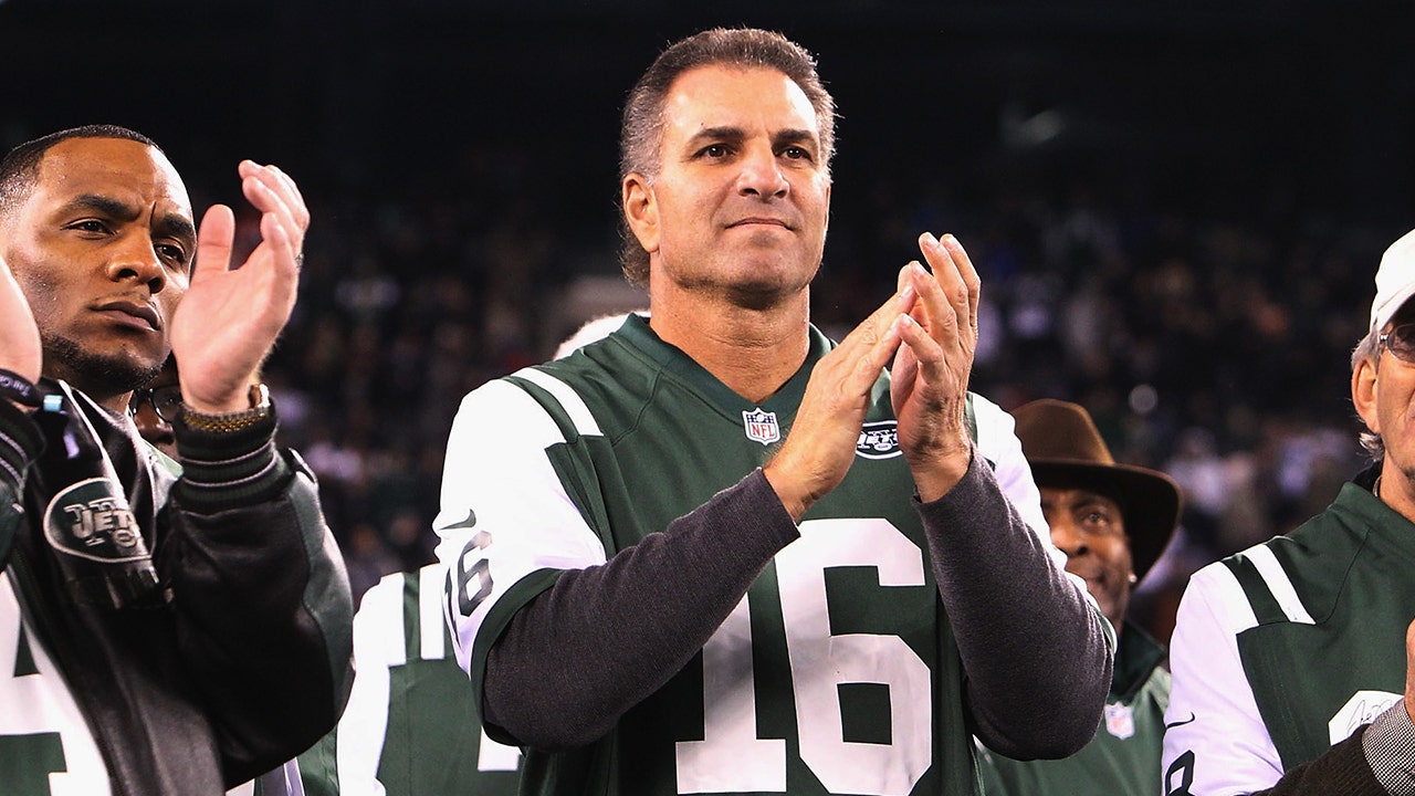 Quarterback Vinny Testaverde of the New York Jets sports a hat in News  Photo - Getty Images