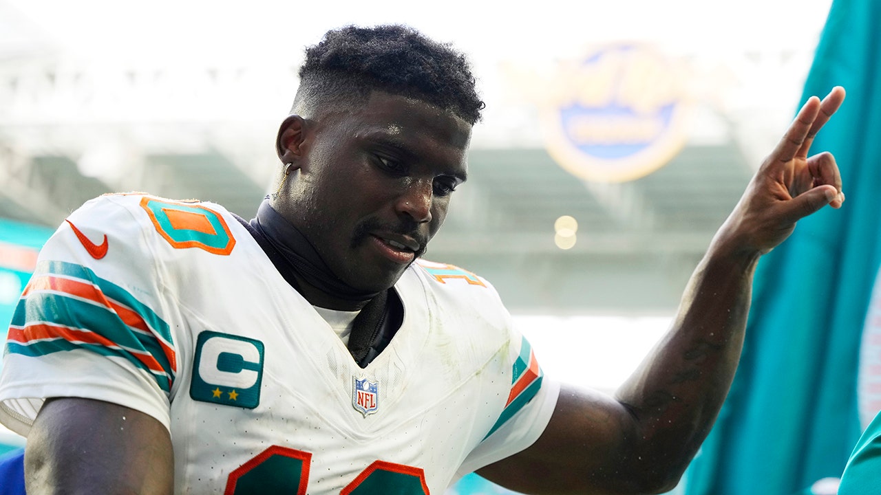 Tyreek Hill joins elite company to reach 1,000 yards in eight games in Dolphins’ win over Patriots