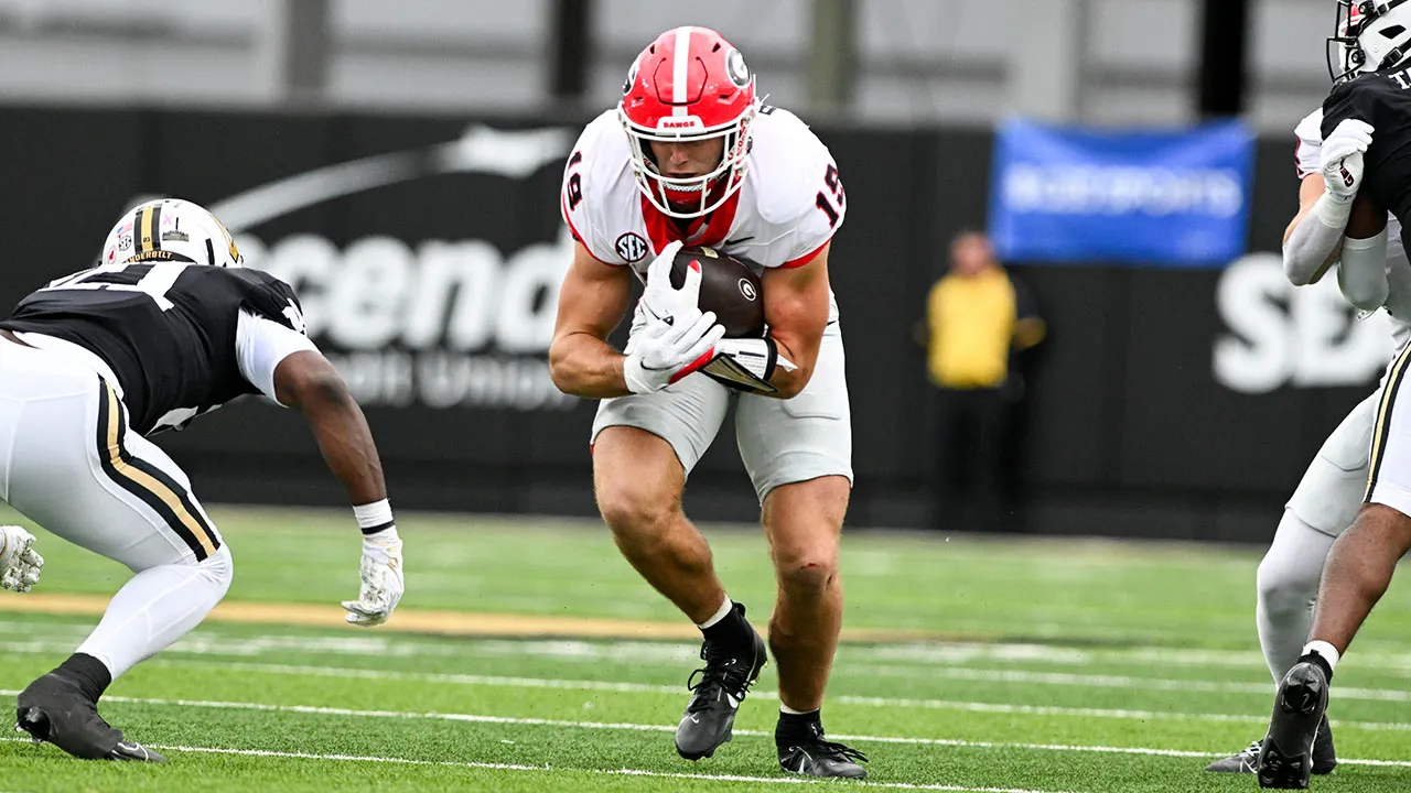 NFL prospect Brock Bowers suffers injury scare in first half of top ranked Georgia's game against Vanderbilt
