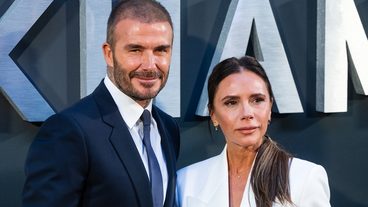 데이비드 베컴(David Beckham)은 아버지의 롤스로이스(Rolls Royce)에도 불구하고 자신이 노동자 계층에서 자랐다고 주장한 아내 빅토리아(Victoria)를 비난했다.